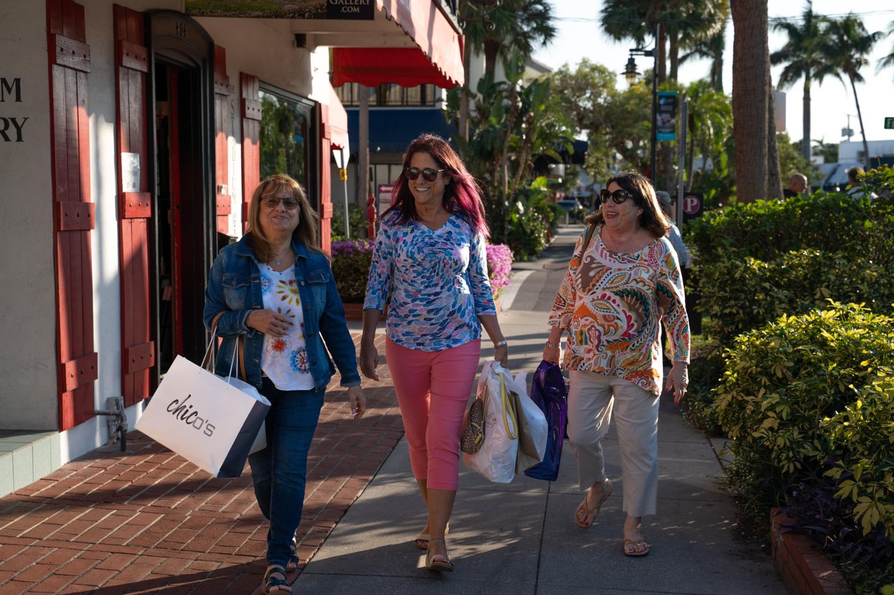 women shopping around st armands circle on lido key