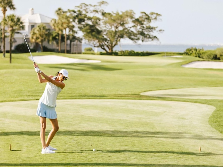woman golfing at longboat key