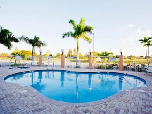 890_640x480.jpg - Heated Pool Photo 4